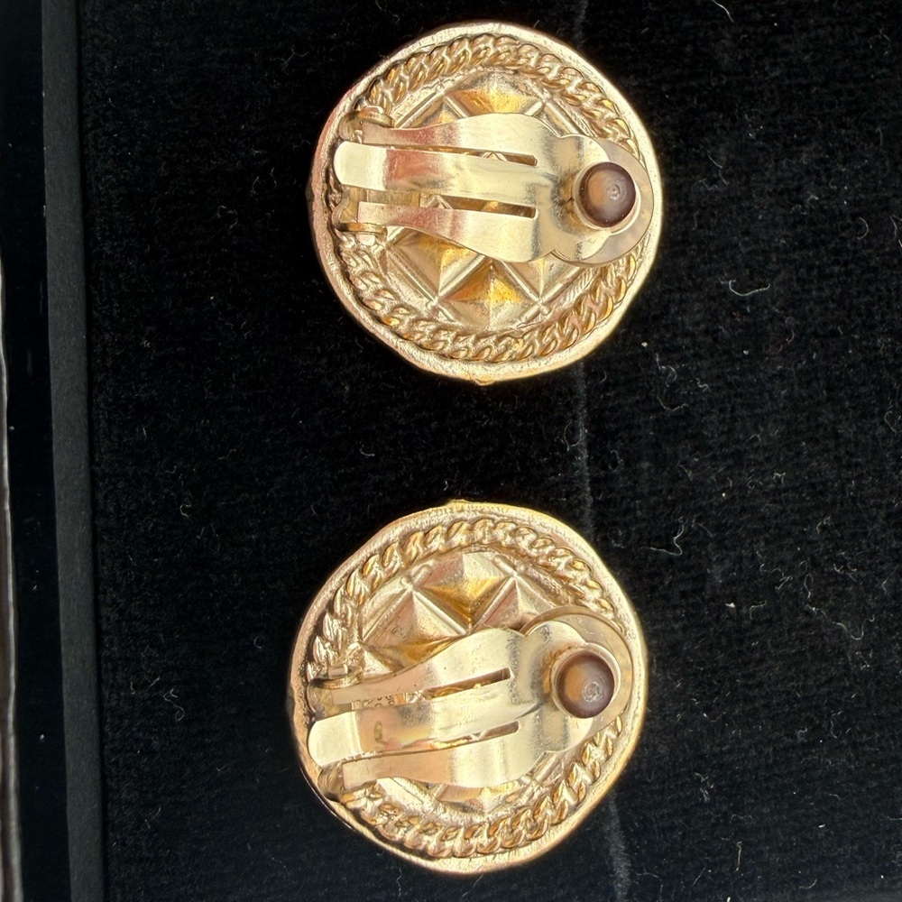 Vintage Chanel CC Matelasse clip-on earrings - Picture 8 of 15